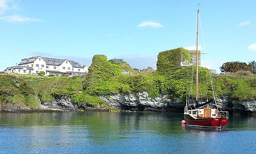 Hotel and Dún na Long castle ruin